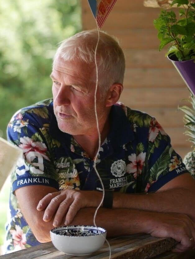 Klaus, Gastgeber im Klaushausen, auf der Terrasse
