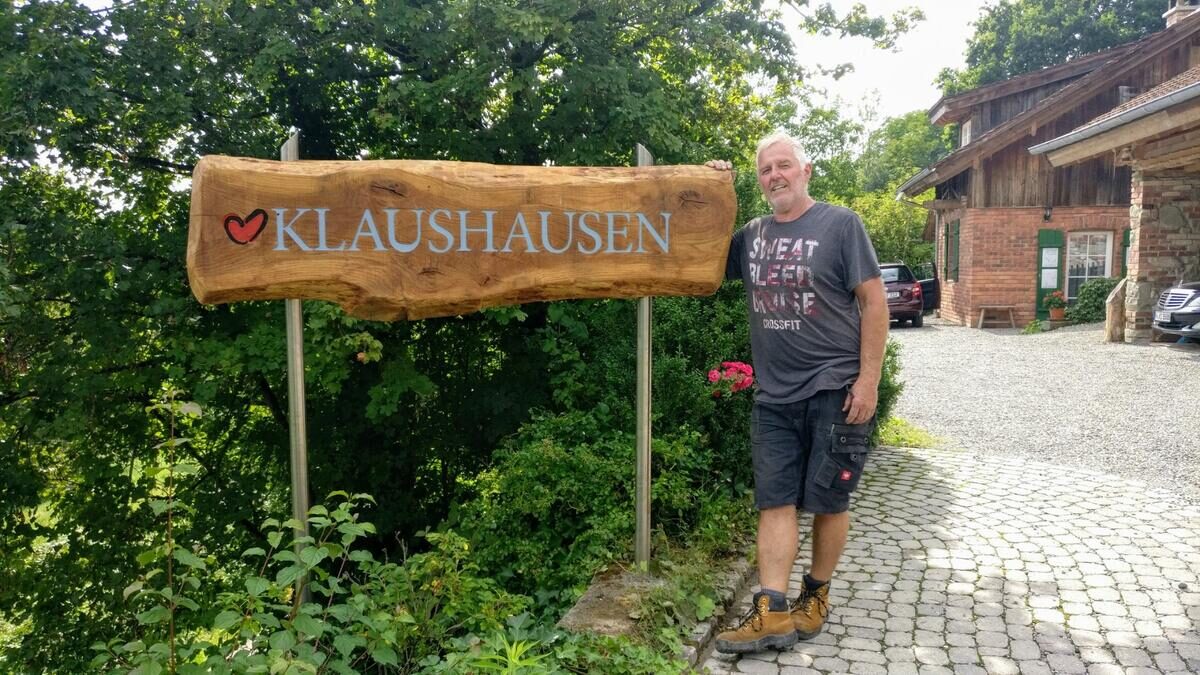 Klaus am Willkommensschild des Klaushausens