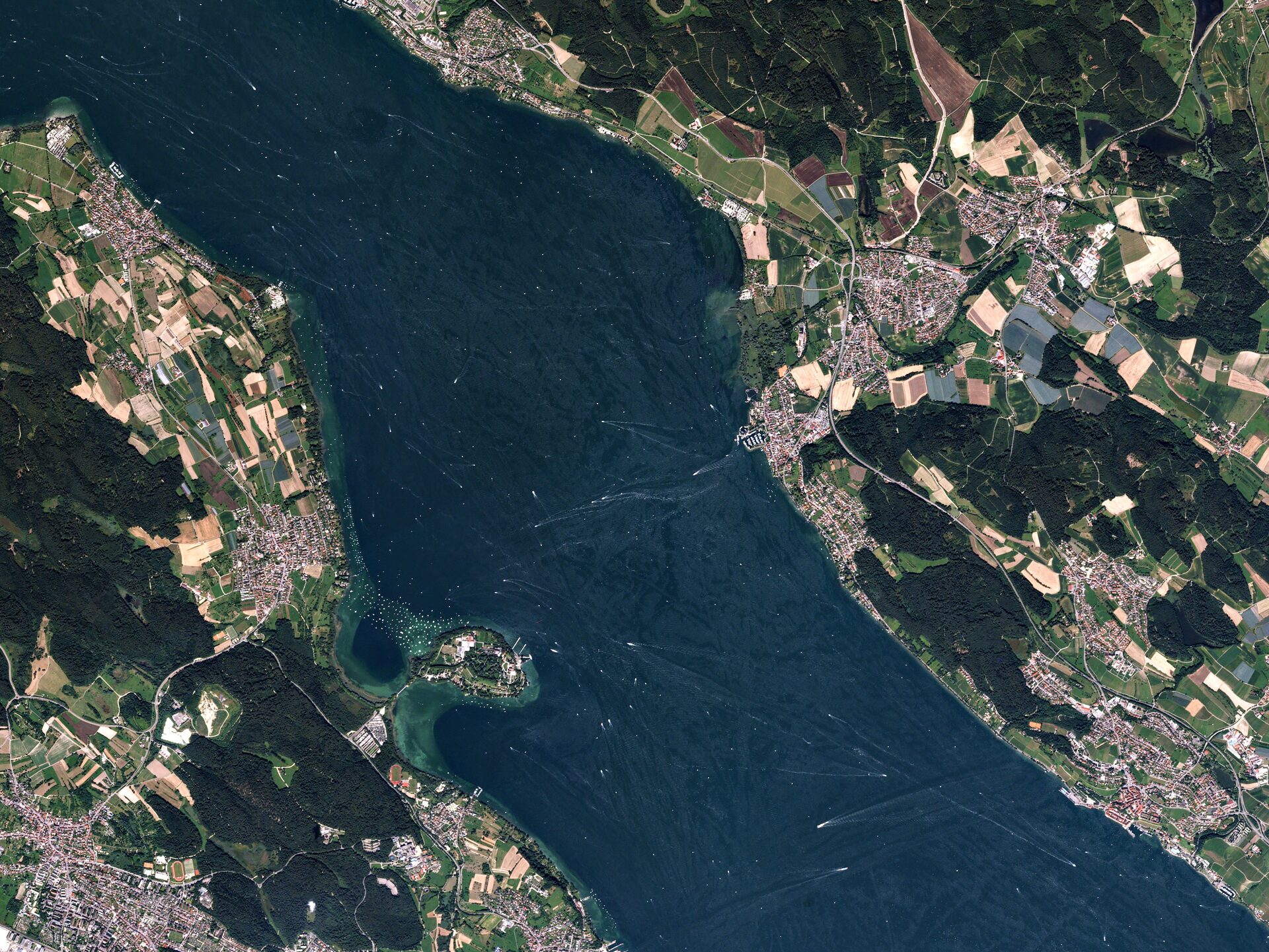 Luftbild des Überlinger Sees mit der Insel Mainau